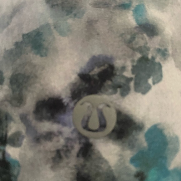 Lululemon short real nice fit very comfortable - Picture 2 of 4